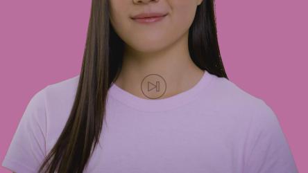 带着癌症粉色乳房缎带的女孩[免费商用]
