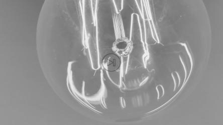 灯泡中反射的发光灯丝[免费商用]