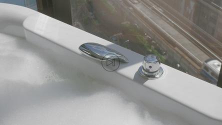 往浴缸里加热水[]