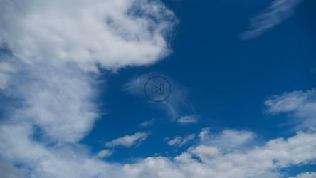 云在蓝天上平稳移动[]