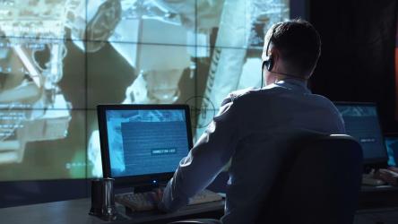 空间站任务控制中的人[4K]