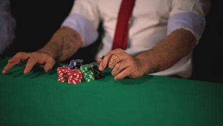 在扑克游戏中发牌的经销商[免费商用]