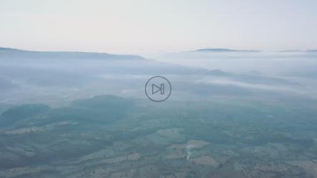 鸟瞰图中薄雾笼罩的自然景观[免费商用]