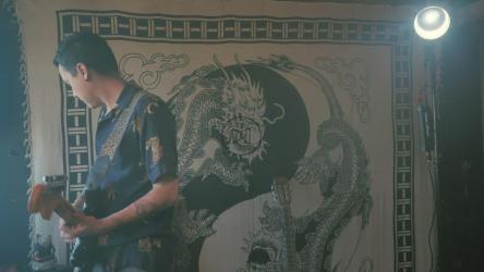 吉他手在弹他的电吉他[免费商用]