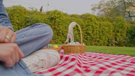 Little girl leaving Easter eggs in a basket[免费商用]