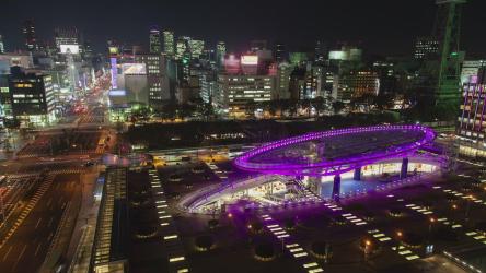 一个现代化的大城市夜晚的交通[]