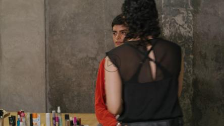 一位化妆师为一位年轻模特重新修睫毛[免费商用]