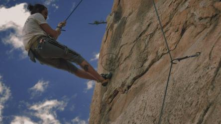 登山者带着绳子从山上下来[免费商用]