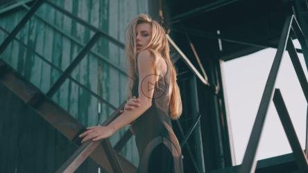 工业环境中的年轻金发女子[]