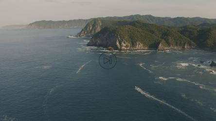 在海湾中航行的船[免费商用]