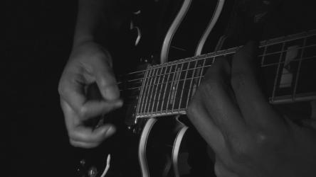 在黑暗中用电吉他弹奏和弦[4K免费商用]