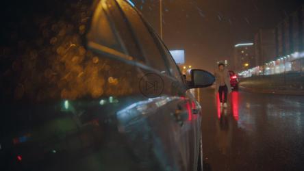 一名男子在雨夜撞上了他的车[4K]