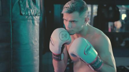 无衫运动员用拳击袋训练[免费商用]