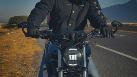 停在路边的摩托车上的人[免费商用]