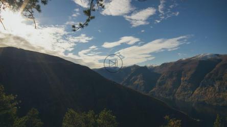 阳光透过云层照耀[]