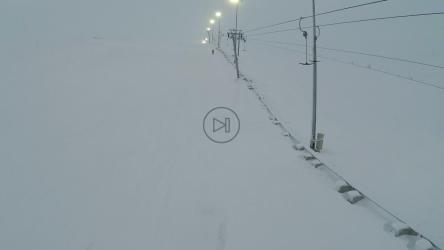 滑雪缆车上方的灯光[]