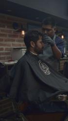 理发师开始为他的客户理发[免费商用竖屏]