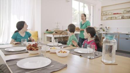 妈妈早餐端上一盘煎饼[]