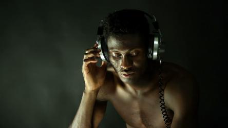 穿着衬衫的男人戴着复古耳机听音乐[免费商用]