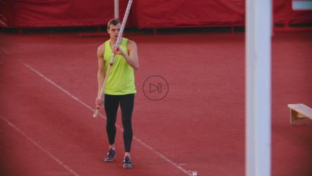 运动员跑步和撑杆跳高[4K]