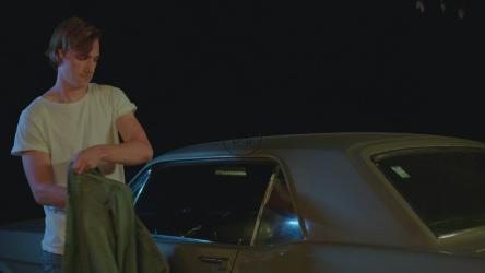 硬汉晚上在外面开车[免费商用]