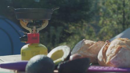 男子在露营地做饭[4K免费商用]