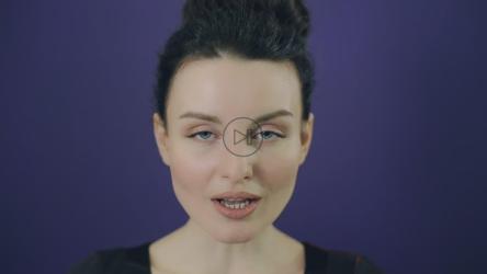 惊讶的女人拿走她的脸[]