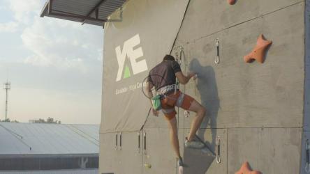 Descending a large mountaineering wall with a rope[免费商用]