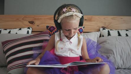 女孩在床上听音乐和读书[4K]