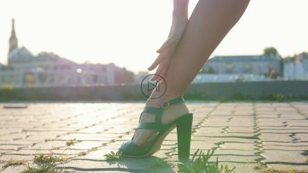 年轻的深色头发女人在屋顶跳舞[4K]