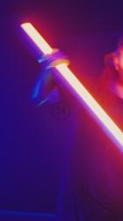 城市舞者手里拿着光棍跳舞[免费商用竖屏]