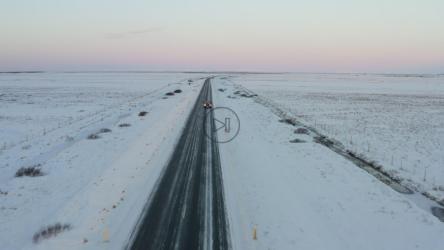 从空中俯瞰雪路[4K]