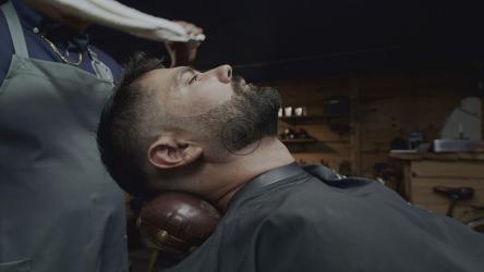 理发师正在修剪胡子[免费商用]