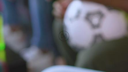 一个人把电视音量调大[免费商用]