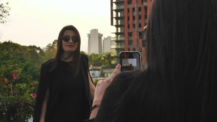 Woman takes photo of her girlfriend[免费商用]