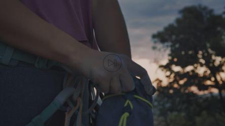 登山妇女把粉笔放在手上[免费商用]