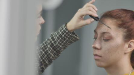 化妆师在年轻模特的眉毛上化妆[免费商用]