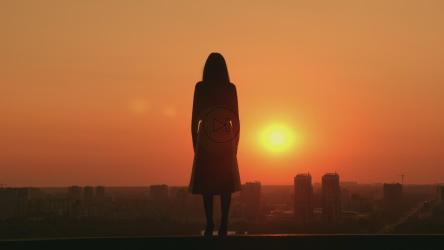 屋顶上日落时的女人[免费商用]