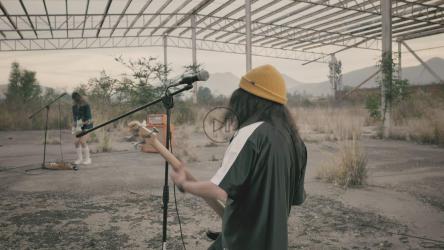 Young women from a band playing wildly[4K免费商用]