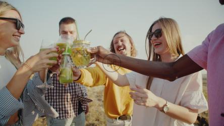 一群朋友边喝酒边举杯[]