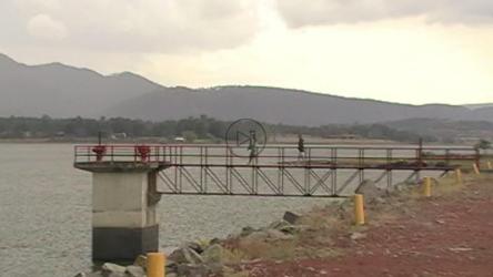 镜头对准了一对夫妇在金属码头上行走的情景[免费商用]