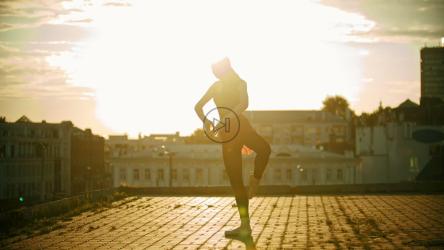 芭蕾舞演员在城市高处摆姿势[]