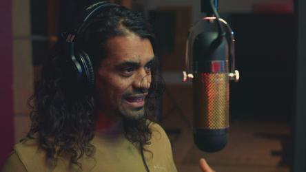 一名男子在演播室为播客聊天[免费商用]