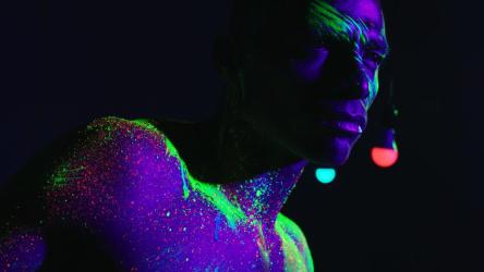 一个溅满磷光颜料的男人的肖像[免费商用]