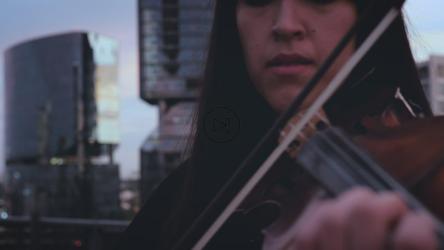 城市里拉小提琴的女人[4K免费商用]