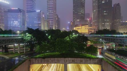 夜间的地下隧道和摩天大楼[]