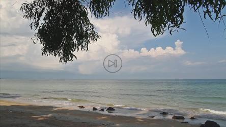 浅波浪在沙滩上破碎[]