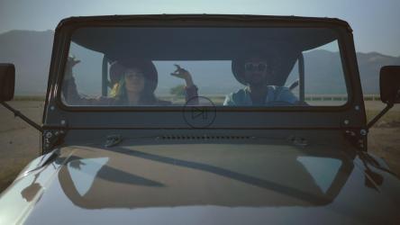 一对夫妇开着吉普车在路上旅行[免费商用]