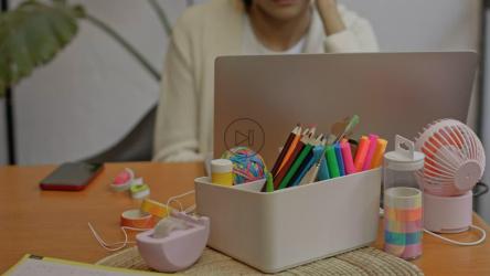 在家庭办公室工作的女人接电话[免费商用]