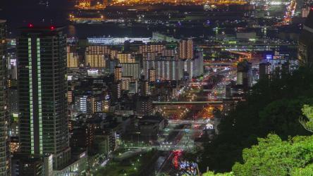 夜间交通繁忙的明亮城市[]